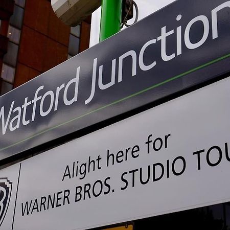 Luxe & Stylish Centralised Watford Apt - Fast Wi-Fi & Free Parking Near Harry Potter Studios Tour Exterior photo