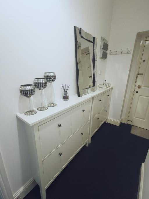 Luxe & Stylish Centralised Watford Apt - Fast Wi-Fi & Free Parking Near Harry Potter Studios Tour Exterior photo